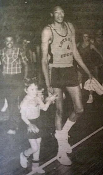 El jugador norteamericano de Loteria de Cúcuta Erick Evans paseando a la hija de Hugo Hernández