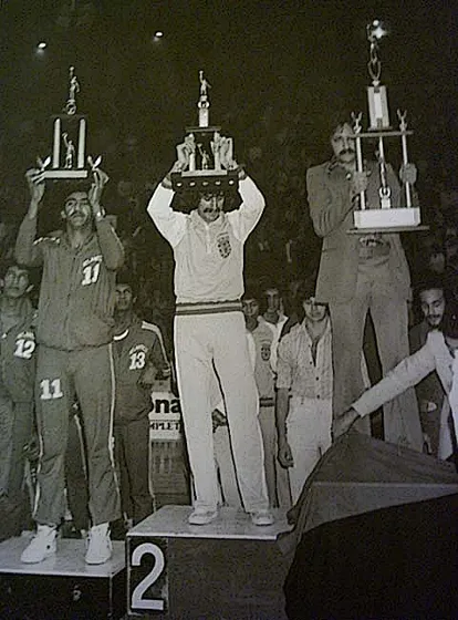 Jugadores en el podio con sus trofeos