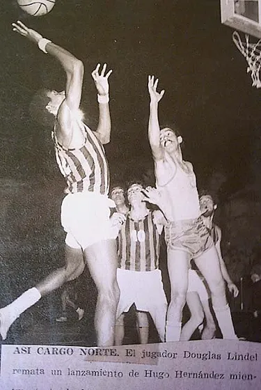 Lanzamiento de Douglas Lindel en un partido de la selección Norte