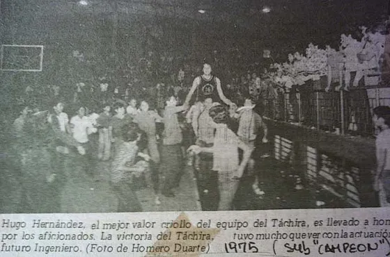 Hugo Hernández llevado en hombros tras conseguir el subcampeonato con las Panteras del Táchira en 1975