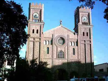 Iglesia San Antonio. Calle 9a frente al Parque Mercedes Ábrego.