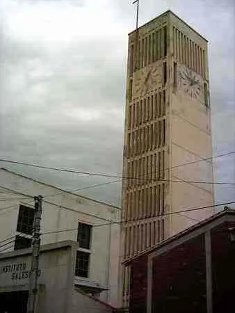 Torre de la Iglesia Maria Auxiliadora. Barrio popular.