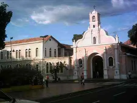 Iglesia Nuestra Señora del Carmen. Avenida 2a con calle 13. Frente al Parque Colón.