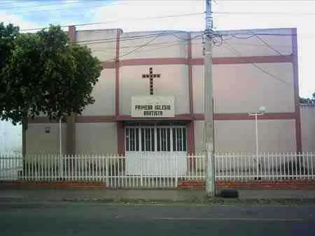 Primera Iglesia Bautista Avenida 1a entre calles 15 y 16.