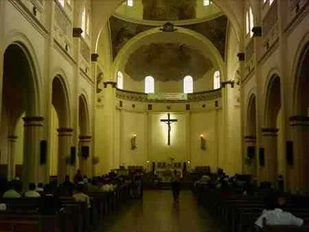 Interior de la Iglesia de San Antonio. Calle 9a frente al Parque Mercedes Abrego.