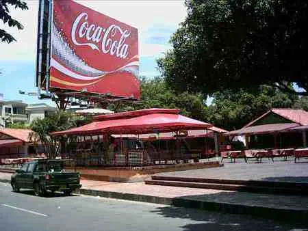 Restaurante al aire libre en la Avenida Libertadores