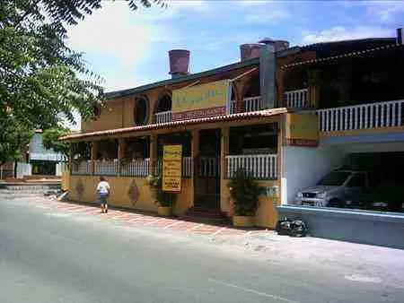 Restaurante de dos pisos en la Avenida Libertadores