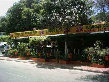Restaurante con plantas en la fachada