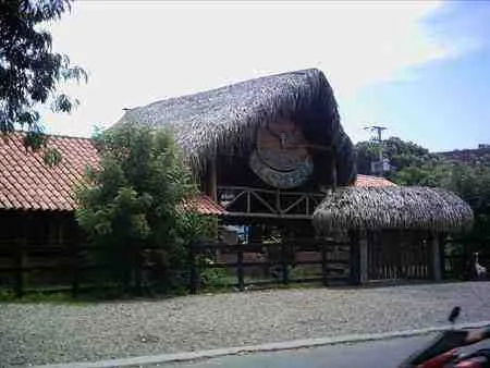 Restaurante con techo de palma