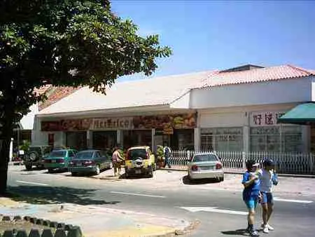 Locales comerciales en una esquina de la avenida