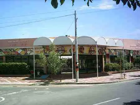 Centro comercial de una planta en la avenida