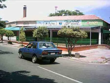 Locales comerciales con techo de teja