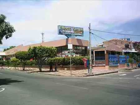 Esquina comercial con restaurantes