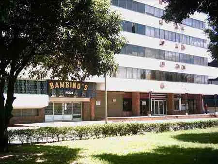 Edificio con restaurante Bambino's en el primer piso