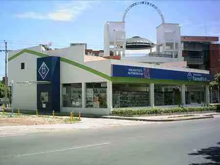 Edificio comercial moderno en una esquina