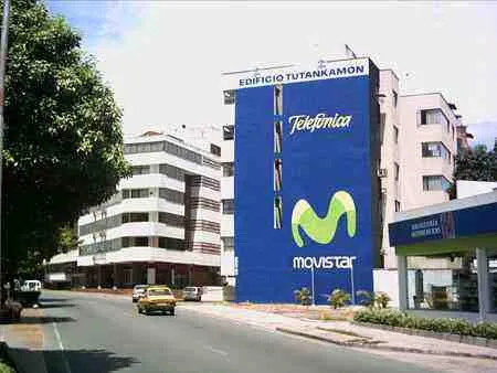 Edificio Tutankamón, con avisos de Telefónica Movistar