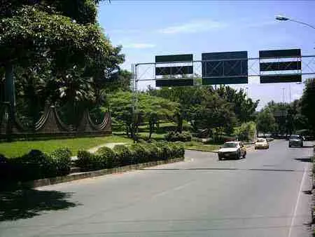 Avenida Libertadores con sus avisos de señalización