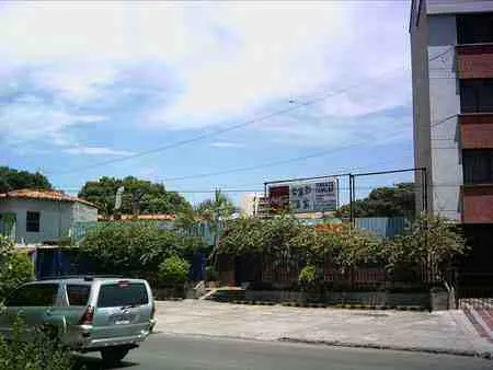 Locales y casas junto a la avenida