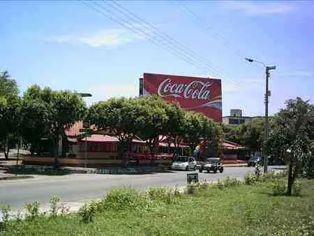 Restaurante con aviso de Coca-Cola en la avenida