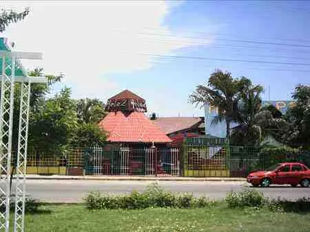 Kiosco de techo rojo en el Malecón