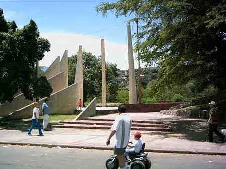 Monumento de formas geométricas en el Malecón