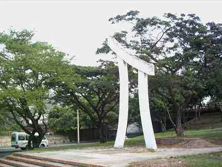 Escultura blanca en arco en el Malecón