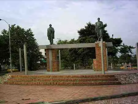 Monumento con estatuas sobre un pórtico de ladrillo