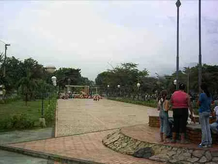 Plazoleta del Malecón con visitantes
