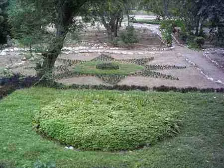 Jardines con figuras en el prado del Malecón