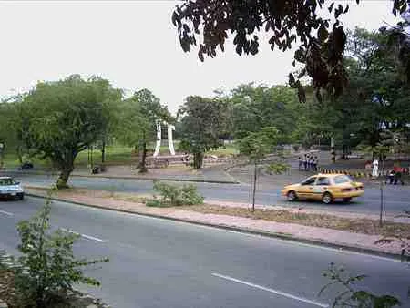 Avenida Libertadores con esculturas al fondo