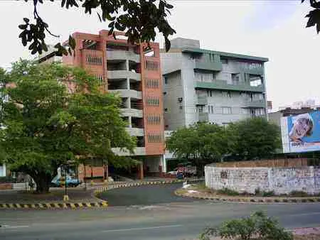 Edificios de apartamentos en una esquina de la avenida