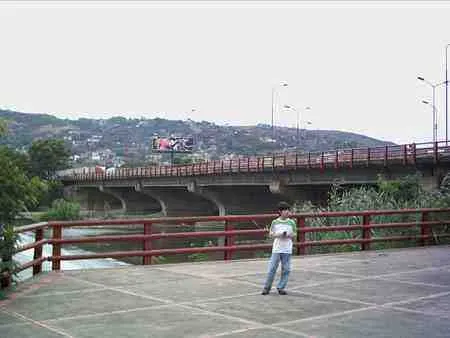 Mirador sobre el río con un puente al fondo