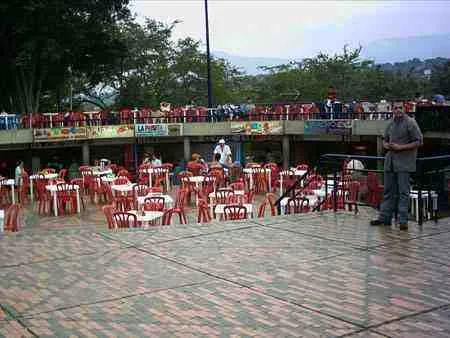 Plazoleta de comidas al aire libre