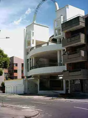 Edificio blanco de líneas curvas