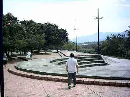 Gradería circular en una plazoleta del Malecón