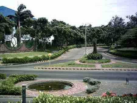 Glorieta con fuente y jardines