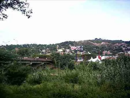 Vegetación de la ribera del río y cerros al fondo