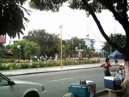 Vendedores ambulantes junto a la avenida
