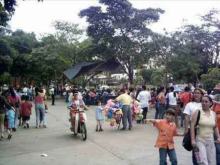 Familias paseando por el Malecón un fin de semana