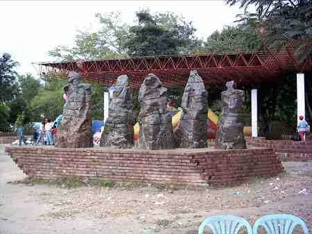 Esculturas de piedra bajo una cubierta metálica