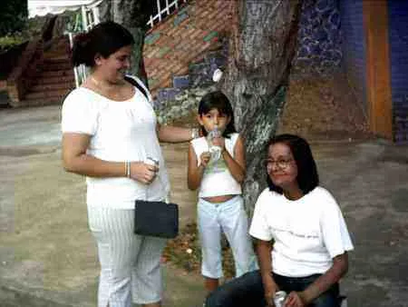 Visitantes descansando en el Malecón