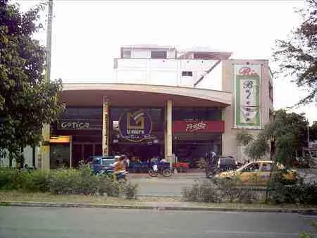 Edificio comercial con restaurantes en la avenida
