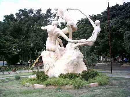 Escultura blanca de figuras humanas en el Malecón