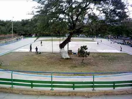 Pista de patinaje junto al río