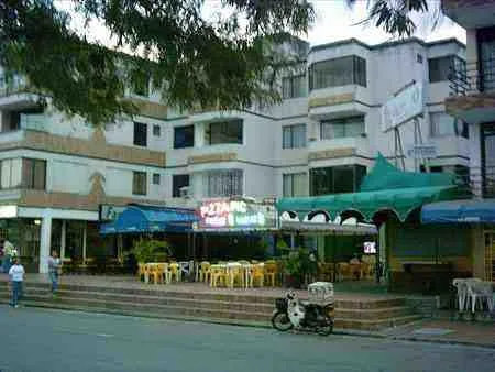 Restaurantes al pie de un edificio de apartamentos
