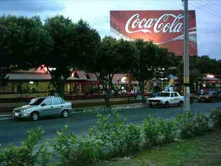 Restaurantes con aviso de Coca-Cola en la avenida