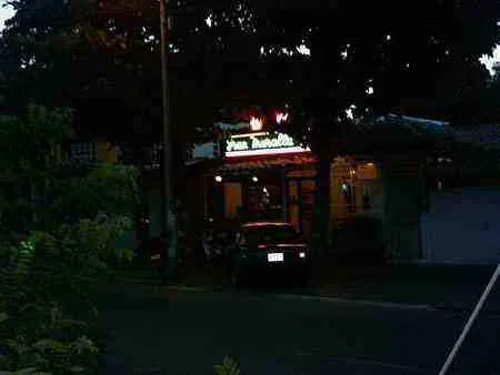Restaurante iluminado de noche