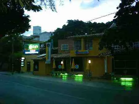 Negocios de la avenida al anochecer