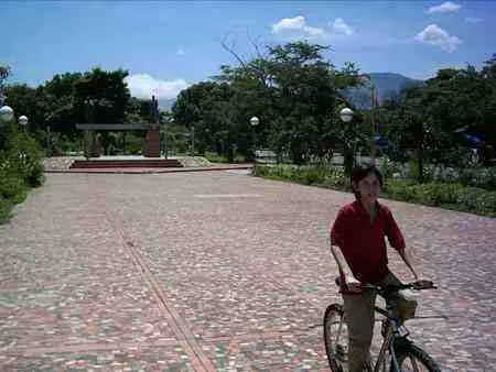 Joven en bicicleta por la plazoleta del Malecón