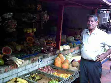 Vendedor de verduras del mercado La Cabrera. Calle 18 entre avenidas 4a y 5a.